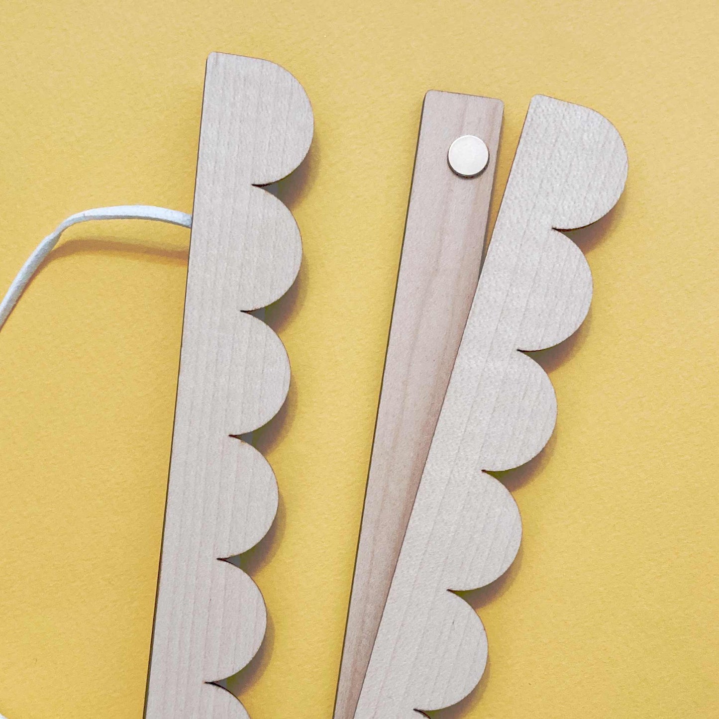 A3 scallop edged poster hanger with magnetic clasp