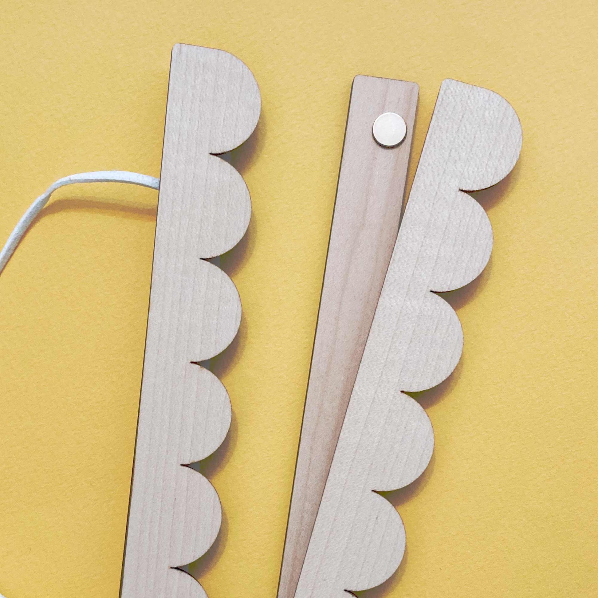 A3 scallop edged poster hanger with magnetic clasp