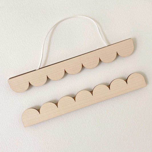 A4 Scallop edged poster hanger